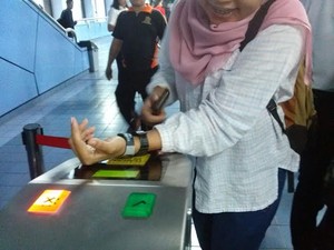 Keren! e-Ticket KRL Nanti Bisa Berupa Gelang atau Ponsel