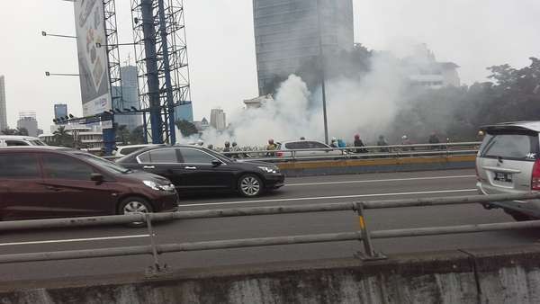 Tanaman Rambat di Perempatan Kuningan Terbakar, Lalin Tersendat