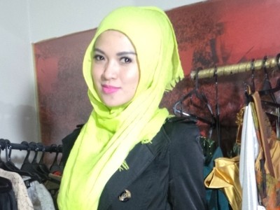 Berhijab, Delia Septianty Jual Baju-baju Seksinya