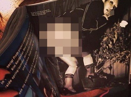 Kim Kardashian Pamer Bokong Sambil Merokok untuk Pemotretan Majalah