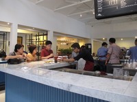 Peserta menyantap sarapan sambil ditemani kopi dari Anomali.