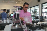 Disela-sela coffee class, Agam membuat racikan kopi.