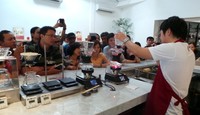 Kazuki sempat memperagakan teknik manual brewing menggunakan syphon di depan peserta.