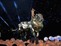 Katy Perry tampil superenergik dengan set panggung yang wow di acara Pepsi Super Bowl XLIX Halftime Show. Christopher PolK/Getty Images/detikFoto.