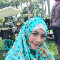Adik Angel Karamoy yang juga personel Cherrybelle, Kezia tampil berhijab. (Instagram/Kezia Karamoy)