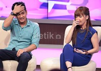 Dhika terlihat salah tingkah.