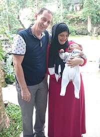 Fanny dan Khalid bersama Adam, putra Shireen Sungkar. (dok. Pribadi)
