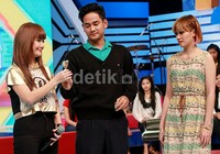 Aww, Irma langsung tersenyum saat Dhika memberikan permen. Pool/Gus Mun/detikFoto.