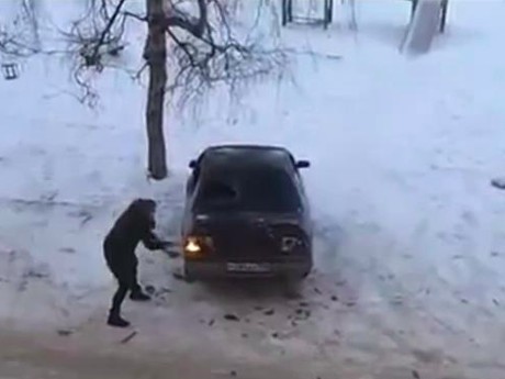 Wanita Hancurkan Mobil Suaminya dengan Kapak!