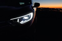 Mobil ini akan diproduksi di Valencia, Spanyol, kemudian di Tiongkok tepatnya di Wuhan pada tahun 2016. Mobil akan dibangun dengan platform yang sama dengan Nissan untuk membuat produksi mobil lebih ekonomis. Pool/dok Renault.