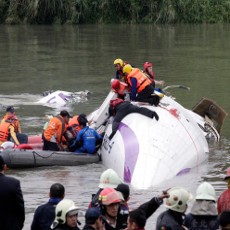 Pesawat ATR TransAsia Menyenggol Taksi Sebelum Jatuh ke Sungai Taiwan