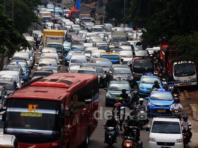 Jalan TB Simatupang Macet Parah