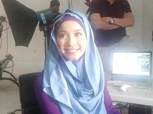 Teteskan Air Mata, Laudya Cynthia Bella Ungkap Beratnya Putuskan Berjihab