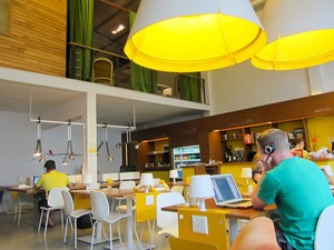 Kafe Unik dengan Tema Mesin Jahit, Meja Kantor dan Air Murni (2)