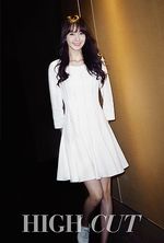 Pure Beauty... Yoona 'SNSD' Cantik Dibalut Dress Putih