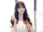 Pure Beauty... Yoona 'SNSD' Cantik Dibalut Dress Putih