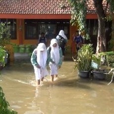 Banjir di Lamongan Paksa Sekolah Pulangkan Siswa Lebih Awal