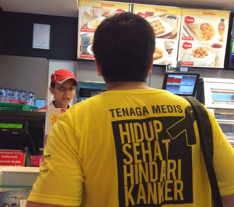 Susahnya Hidup Sehat, Kampanye Hari Kanker Tapi Sarapan Junk Food