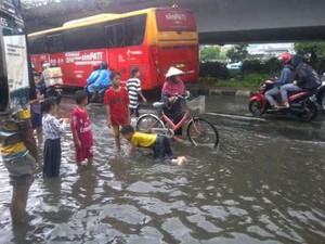 Permukiman di Samping Polsek Matraman Kembali Tergenang, Awas Jalan Pramuka Macet