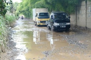 Warga Gunung Sindur Bogor Iri dengan Warga BSD yang Jalannya Mulus dengan Beton