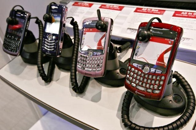 Menperin Dorong Importir Segera Bangun Pabrik Ponsel Paling Lambat 2017