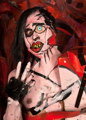 Hiii! Seniman Ini Sulap Model Jadi Patung Operasi Plastik