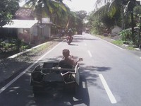 Si Lambo sudah memiliki setir, kaca spion, dan roda pastinya. Namun entah kecepatannya apa bisa tembus seperti Reventon. Bodi mobil eh motor dibuat mirip seperti bodi karbon pada Reventon. (Foto: Fahmi Maulana).