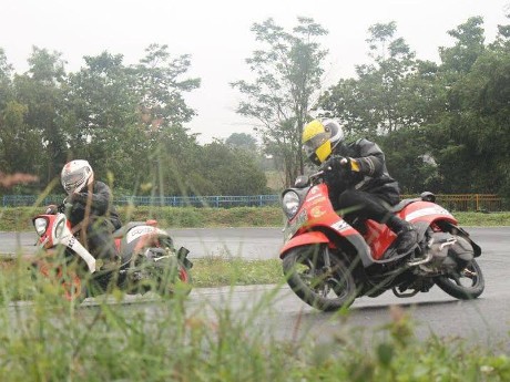 Motor Skutik Ngebut di Sirkuit
