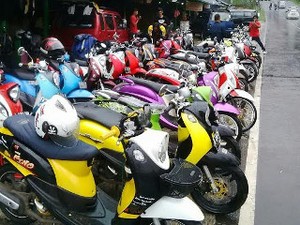 Motor Skutik Ngebut di Sirkuit