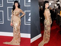     Saat hadir di '52nd Annual GRAMMY Awards', ia tampil seksi dibalut dress backless Zac Posen. (Larry Busacca/Getty Images; Jason Merritt/Getty Images)