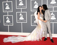 Katy yang tampil bak bidadari tampak mesra dengan Russell Brand, yang kini menjadi mantan suaminya, di Grammy Awards 2011. Jason Merritt/Getty Images/detikFoto.