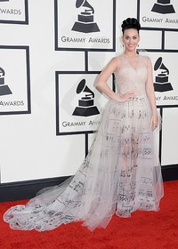     Di acara Grammy 2014, Katy tampil dalam balutan gaun putih Valentino dengan gambar tangga nada dan not balok yang unik. Jason Merritt/Getty Images/detikFoto.