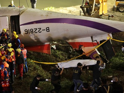 Badan Pesawat TransAsia Airways Dievakuasi