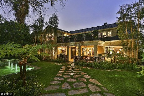 Ini Rumah Mewah Jeremy Renner yang Dijual Rp 59,5 M Ini Rumah Mewah Jeremy Renner yang Dijual Rp 59,5 M
