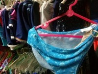 Bisnis Baju Bekas Laris Manis, Dari Kaos Hingga Celana Dalam