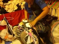 Bisnis Baju Bekas Laris Manis, Dari Kaos Hingga Celana Dalam