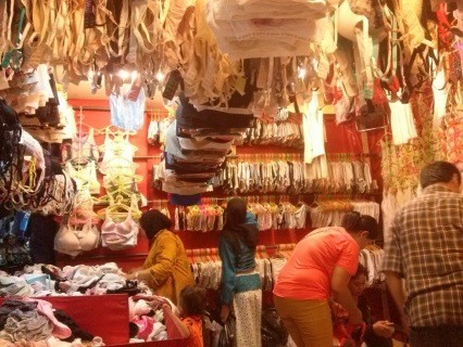 Bisnis Baju Bekas Laris Manis, Dari Kaos Hingga Celana Dalam