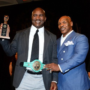 Evander Holyfield Kampanyekan Gerakan Sabar di Jalan Raya