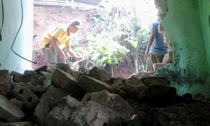 Balita Ini Selamat dari Runtuhan Tembok Akibat Longsor