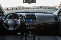 Adapun untuk paket premium, Outlander Sport dilengkapi dengan sound system 9 speake, dual subwoofer, PremiDIA-WIDE® surround, dan Dolby®. Sementara untuk paket GT Touring ditambahkan fitur penambahan jok kulit dan fitur navigasi dengan 7 inci dan lain sebagainya. Pool/dok mitsubishi.