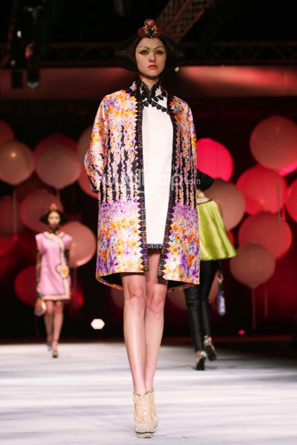 Sebastian Gunawan Moon Dance. Sebastian Gunawan Fashion Show 2015 at Hotel Mulia. Senyan. Jakarta. [Foto: Mohammad Abduh/Wolipop]