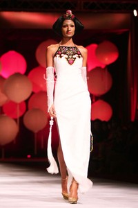 Sebastian Gunawan Moon Dance. Sebastian Gunawan Fashion Show 2015 at Hotel Mulia. Senyan. Jakarta. [Foto: Mohammad Abduh/Wolipop]