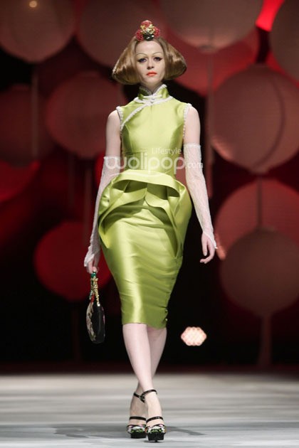 Sebastian Gunawan Moon Dance. Sebastian Gunawan Fashion Show 2015 at Hotel Mulia. Senyan. Jakarta. [Foto: Mohammad Abduh/Wolipop]