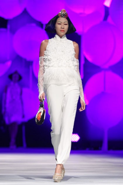 Sebastian Gunawan Moon Dance. Sebastian Gunawan Fashion Show 2015 at Hotel Mulia. Senyan. Jakarta. [Foto: Mohammad Abduh/Wolipop]