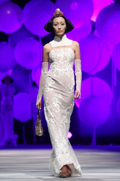 Sebastian Gunawan Moon Dance. Sebastian Gunawan Fashion Show 2015 at Hotel Mulia. Senyan. Jakarta. [Foto: Mohammad Abduh/Wolipop]