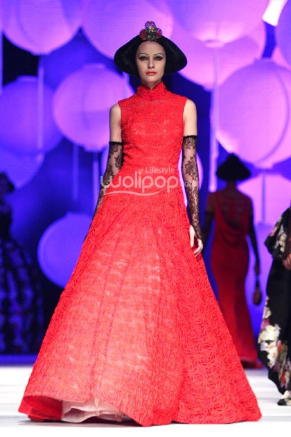 Sebastian Gunawan Moon Dance. Sebastian Gunawan Fashion Show 2015 at Hotel Mulia. Senyan. Jakarta. [Foto: Mohammad Abduh/Wolipop]