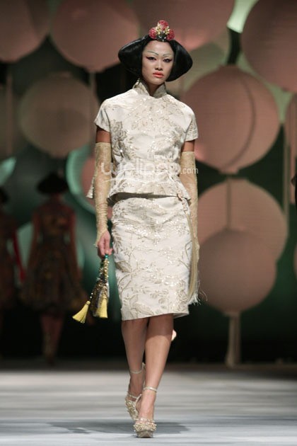 Sebastian Gunawan Moon Dance. Sebastian Gunawan Fashion Show 2015 at Hotel Mulia. Senyan. Jakarta. [Foto: Mohammad Abduh/Wolipop]