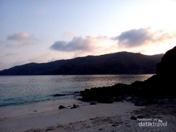 Senja yang Meneduhkan Hati di Pantai Kuta Lombok