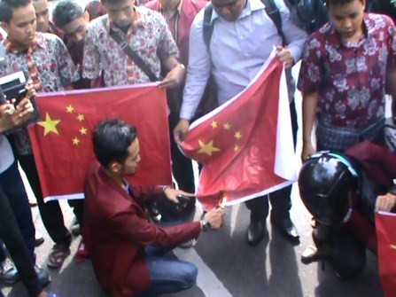 Protes Intimidasi Muslim Ughyur Pendemo di Medan Bakar Protes Intimidasi Muslim Ughyur Pendemo di Medan Bakar