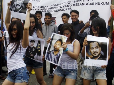 Lima Wanita Berpakaian Seksi Demo di KPK